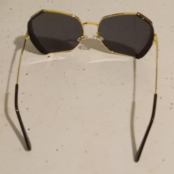 Fashion " Black & Gold " Butterfly Sunglasses - Picture 3 of 7